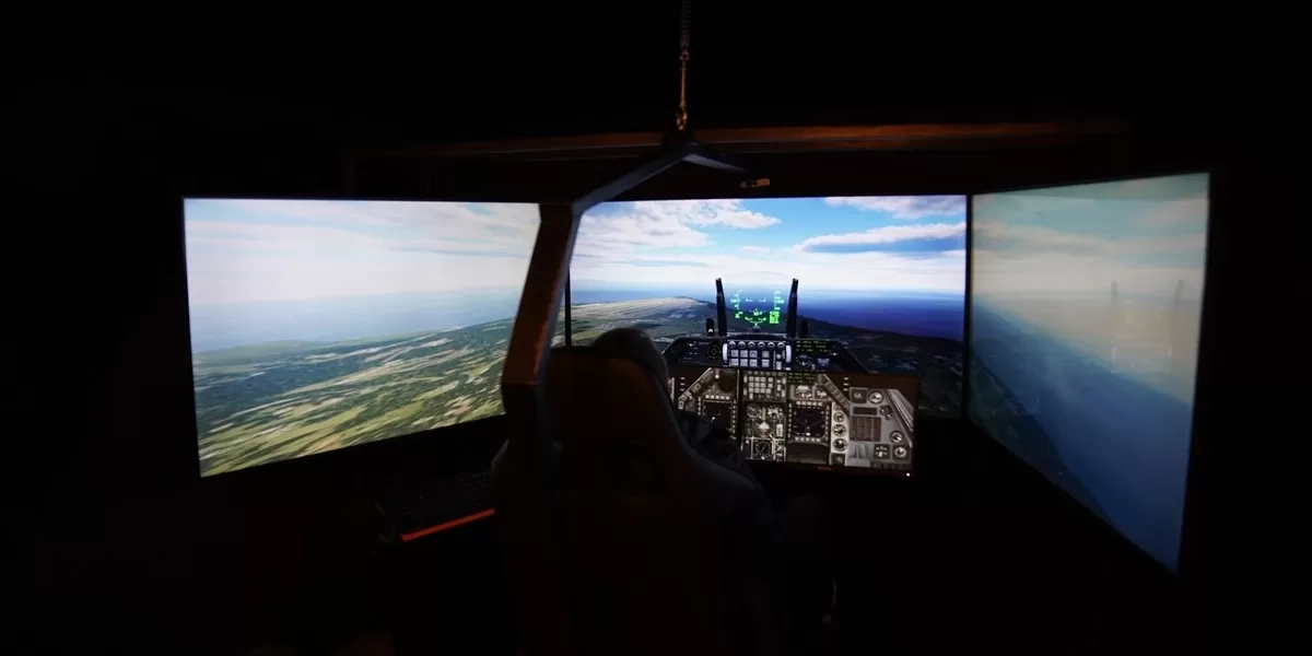 foto 2 Авіатренажер винищувача F-16