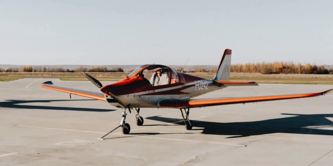 Політ на одномісному літаку SkyLeader 200
