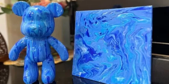 Створення BEARBRICK та картини у техніці флюїд-арт