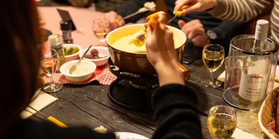 Вечір фондю для компанії