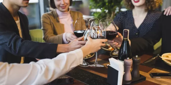 Дегустація сиру та вина для компанії