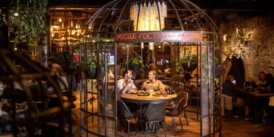 Вечеря у ресторації м’яса 