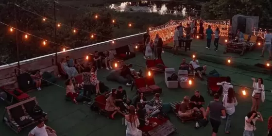 Кіно для компанії на даху 